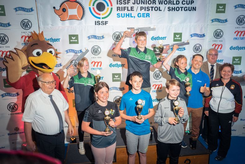 Foto: Luca Großmann / Die Sieger und Platzierten, die mit Luftpistolen, Munition und Pokalen belohnt wurden. Foto: Luca Großmann / Die Sieger und Platzierten, die mit Luftpistolen, Munition und Pokalen belohnt wurden.