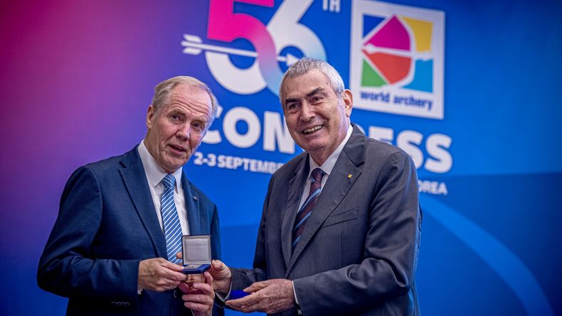 Foto: World Archery / DSB-Präsident Hans-Heinrich von Schönfels wurde mit der Silbernen Plakette, eine der höchsten Auszeichnungen des internationalen Verbandes geehrt.