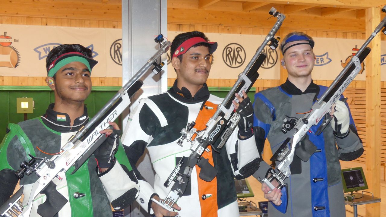 Foto: Michael Eisert / Nils Palberg (rechts) gewann mit Bronze die erste deutsche Medaille beim Junioren-Weltcup in Suhl.