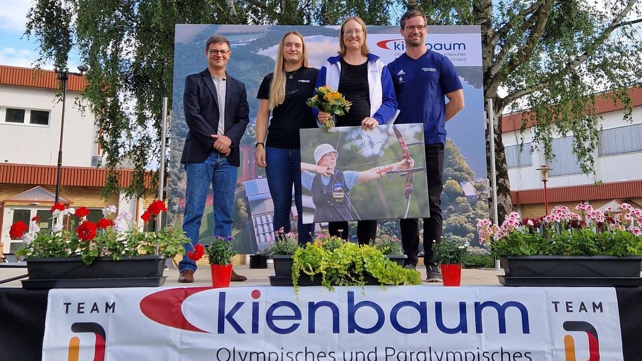 Foto: Trainingszentrum Kienbaum / Große Ehre für Lisa Unruh: Sie erhielt ein "Wohlfühlzimmer" und ist hier mit Olaf Tabor (Vorsitzender Leistungssport DOSB), Laudatorin Charline Schwarz und Martin Rieprecht (Geschäftsführer Kienbaum) zu sehen.