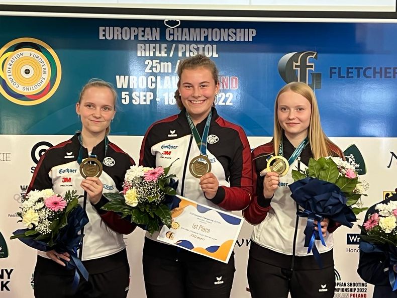 Foto: DSB / ...und Gold für Larissa Weindorf, Hannah Wehren und Nele Stark im Team-Dreistellungswettkampf. Foto: DSB / ...und Gold für Larissa Weindorf, Hannah Wehren und Nele Stark im Team-Dreistellungswettkampf.
