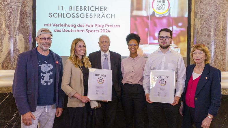 Foto: DOSB/picture-alliance/Arnold / Schnellfeuerpistolen-Schütze Florian Peter (2.v.r.) erhielt für sein vorbildliches Verhalten beim Weltcup 2024 eine Belobigung. Foto: DOSB/picture-alliance/Arnold / Schnellfeuerpistolen-Schütze Florian Peter (2.v.r.) erhielt für sein vorbildliches Verhalten beim Weltcup 2024 eine Belobigung.