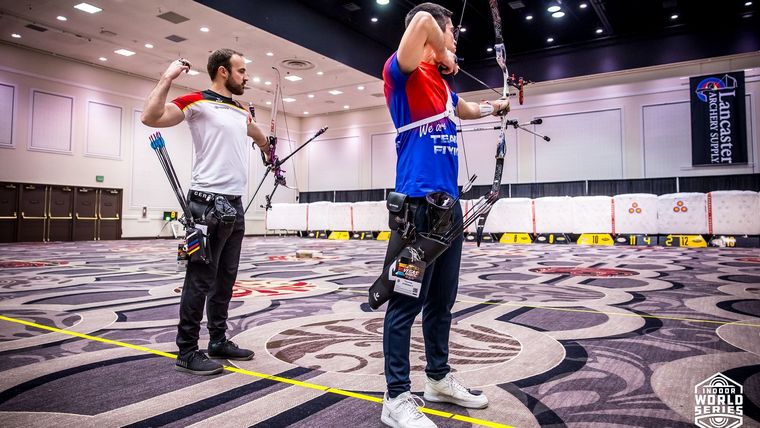 Foto: World Archery / Ungewohnte, aber coole Kulisse: Florian Unruh beim World Series Finale in einem Hotel in Las Vegas beim Bronzematch gegen den Franzosen Thomas Chirault.