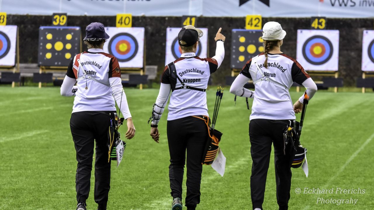 Foto: Eckhard Frerichs / Michelle Kroppen zeigt es an: In Zukunft können Deutschlands beste Bogenschützen auch in der Halle auf 70 Meter schießen.