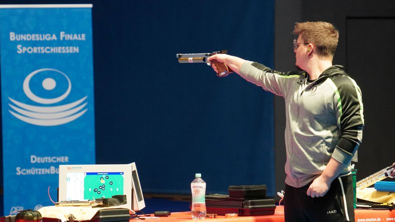 Foto: DSB / Kriftels Fabian Otto schoss im Viertel- und Halbfinale stark und steht mit seinem Team im Goldfinale gegen Südmeister SV Kelheim-Gmünd.