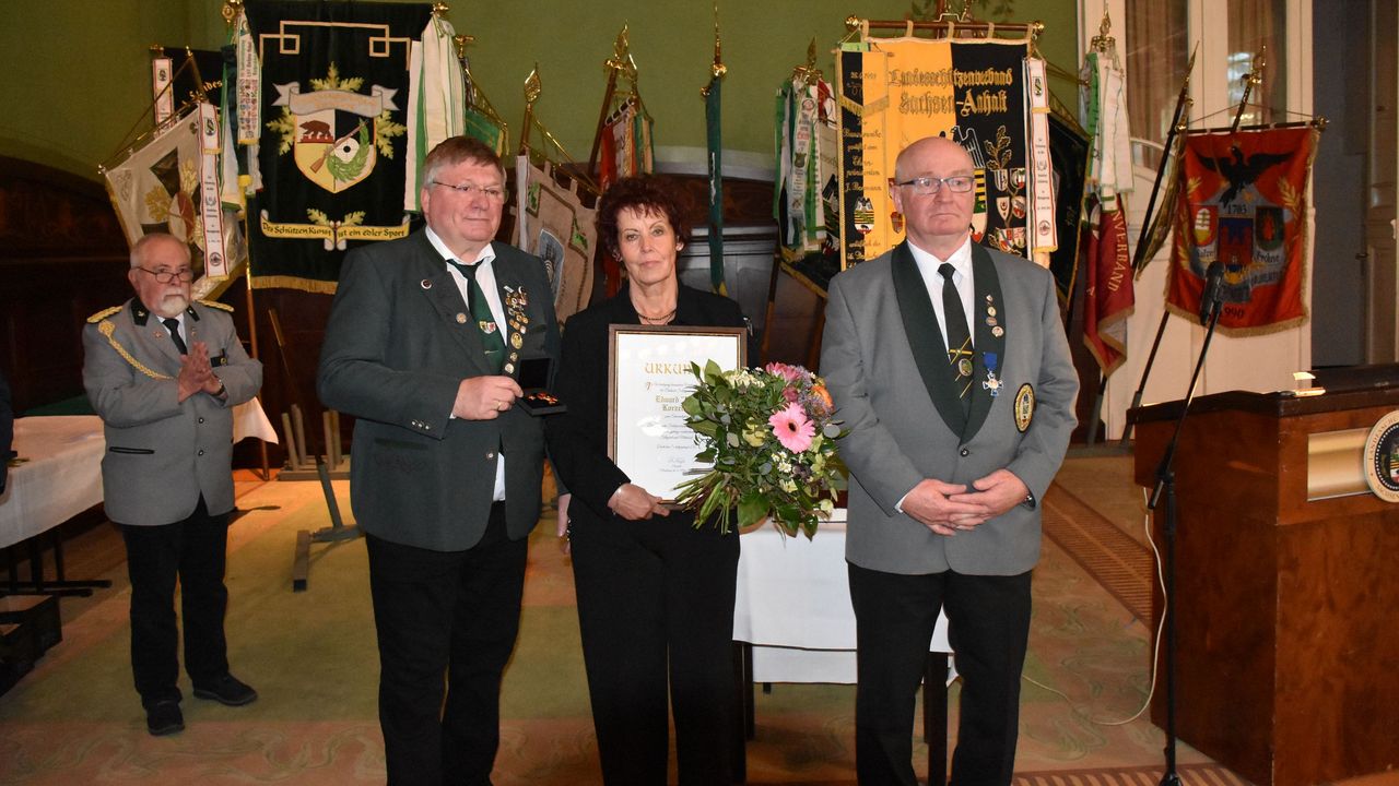 Foto: SVST / Regina Korzenek nahm von Gerd Hamm (links) und Michael Hecht das rote Ehrenkreuz und die Ehrenurkunde für ihren verstorbenen Mann Eduard Korzenek entgegen.