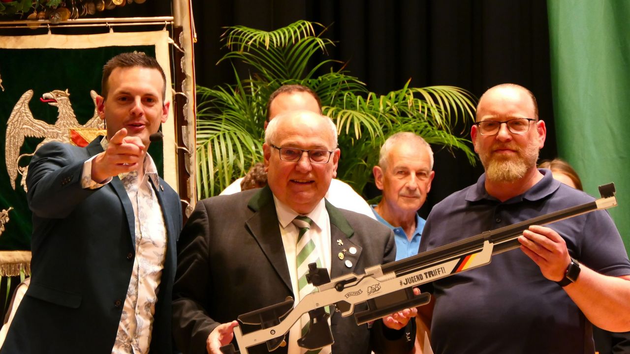 Foto: Badischer Sportschützenverband / DSB-Vizepräsident Gerhard Furnier überreichte ein LG 400 der Carl Walther GmbH an den KKS Oberöwisheim.