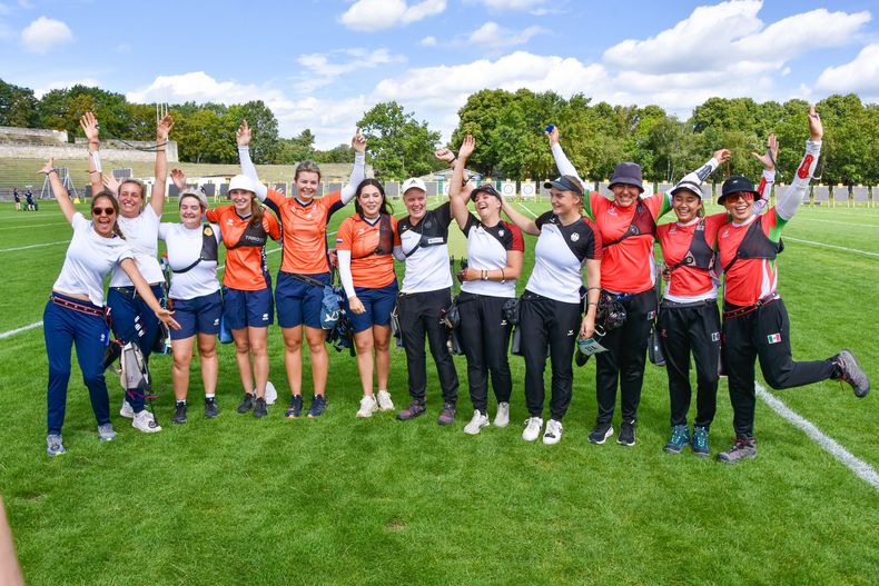 Foto: Eckhard Frerichs / Die vier WM-Halbfinalisten Frankreich, Niederlande, Deutschland und Mexiko jubeln gemeinsam.