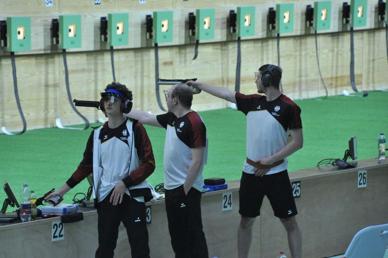Foto: Harald Strier / Keiner der drei Pistolen-Junioren (v.l. Baumeister, Fries, Köppl) kam ins Finale, und als Team scheiterten sie aufgrund der geringeren Anzahl an Innenzehnern am Einzug in das Bronzefinale. Foto: Harald Strier / Keiner der drei Pistolen-Junioren (v.l. Baumeister, Fries, Köppl) kam ins Finale, und als Team scheiterten sie aufgrund der geringeren Anzahl an Innenzehnern am Einzug in das Bronzefinale.
