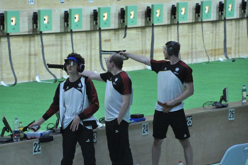 Foto: Harald Strier / Keiner der drei Pistolen-Junioren (v.l. Baumeister, Fries, Köppl) kam ins Finale, und als Team scheiterten sie aufgrund der geringeren Anzahl an Innenzehnern am Einzug in das Bronzefinale.