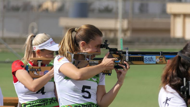 Foto: DSB / Jana Landwehr lief und schoss sich in ihrem letzten internationalen Wettkampf zum Weltmeister-Titel im Target Sprint.