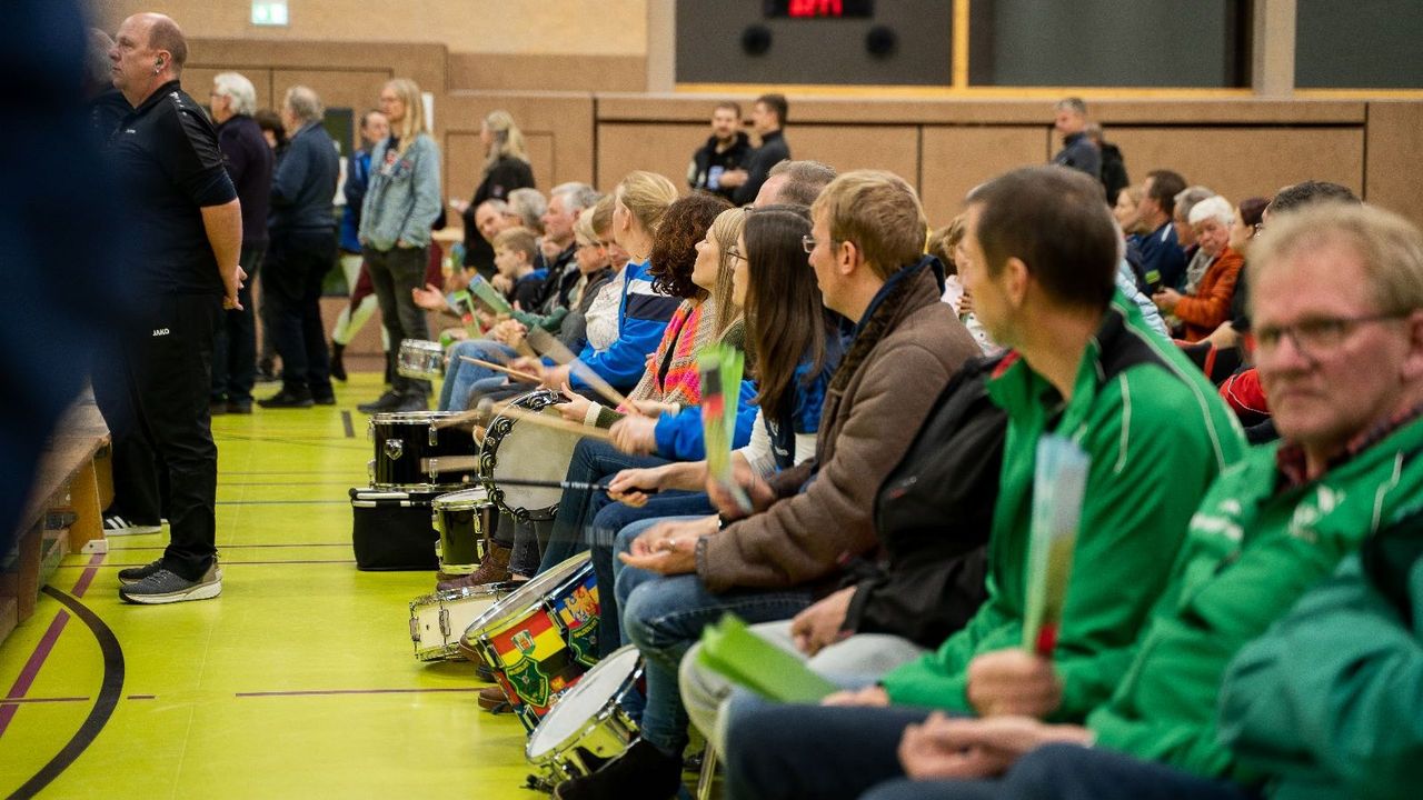 Foto: SV Schirumer Leegmoor / Trotz der Unterstützung der Zuschauer musste sich Gastgeber Leegmoor den SpSch Raesfeld mit 2:3 geschlagen geben.