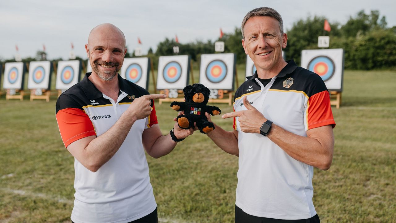 Foto: Lisa Haensch / Bundestrainer Oliver Haidn (rechts) freut sich mit Nachwuchs-Bundestrainer Marc Dellenbach auf die WM in Berlin.