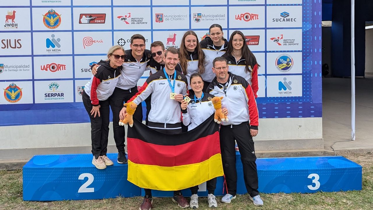 Foto: DSB / Ein stolzes Pistolen-Team mit den neuen Weltmeistern im Mixed Andreas Köppl & Celina Becker.