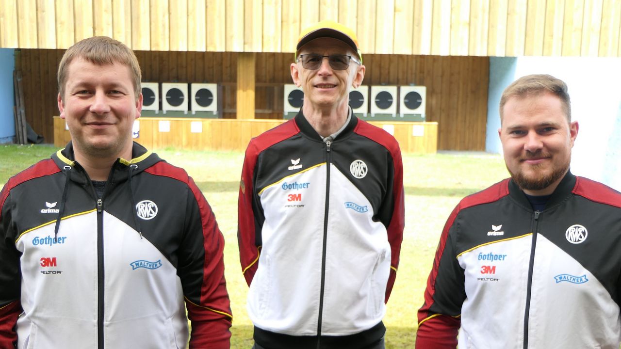 Foto: DSB / Ganz enger Kontakt! Detlef Glenz (Mitte) hat einen sehr guten Draht zu seinen Athleten wie Christian Reitz (links) und Oliver Geis.