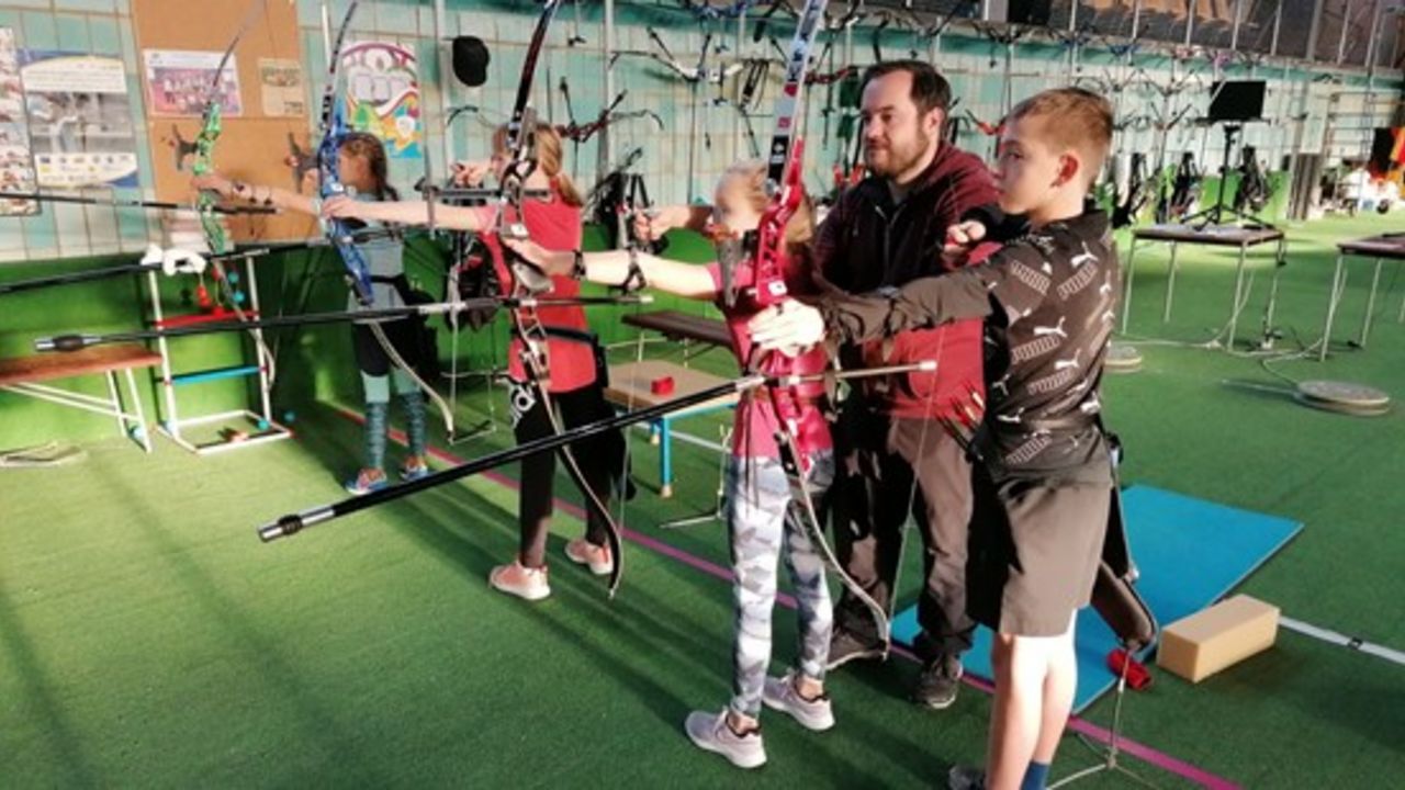 Foto: SLZB / Schon in jungen Jahren erlernen die Kinder und fachkundiger Anleitung das Bogenschießen an der Eliteschule des Sports.