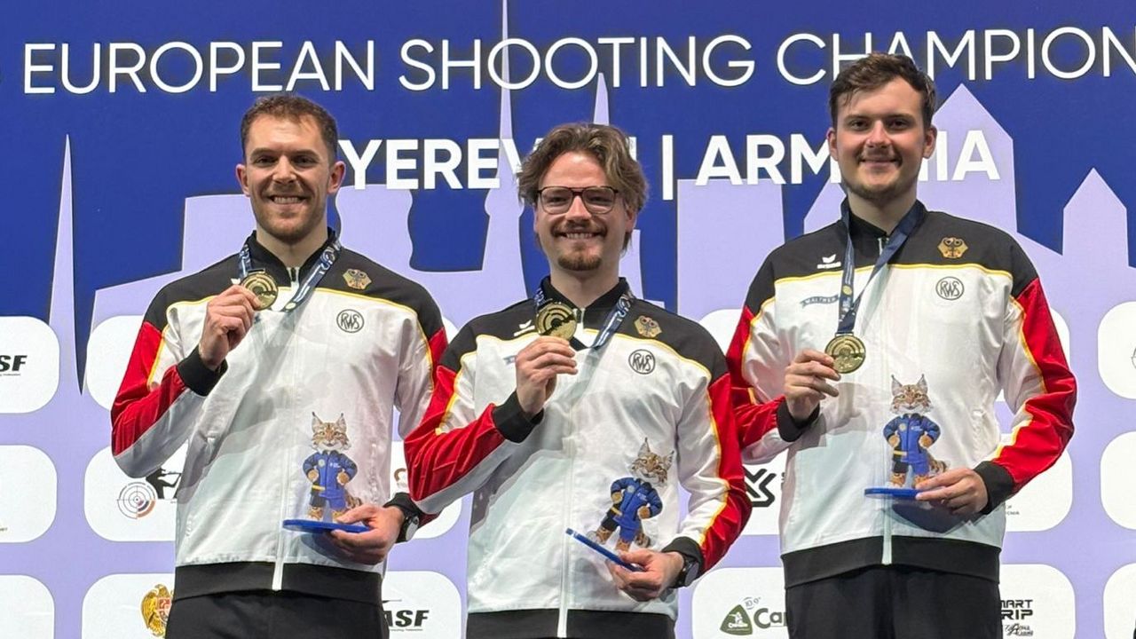 Foto: DSB / Dreimal Max, dreimal Gold! Maximilian Dallinger, Maximilian Ulbrich und Max Ohlenburger präsentieren stolz ihre Goldmedaillen im Trio-Wettbewerb.