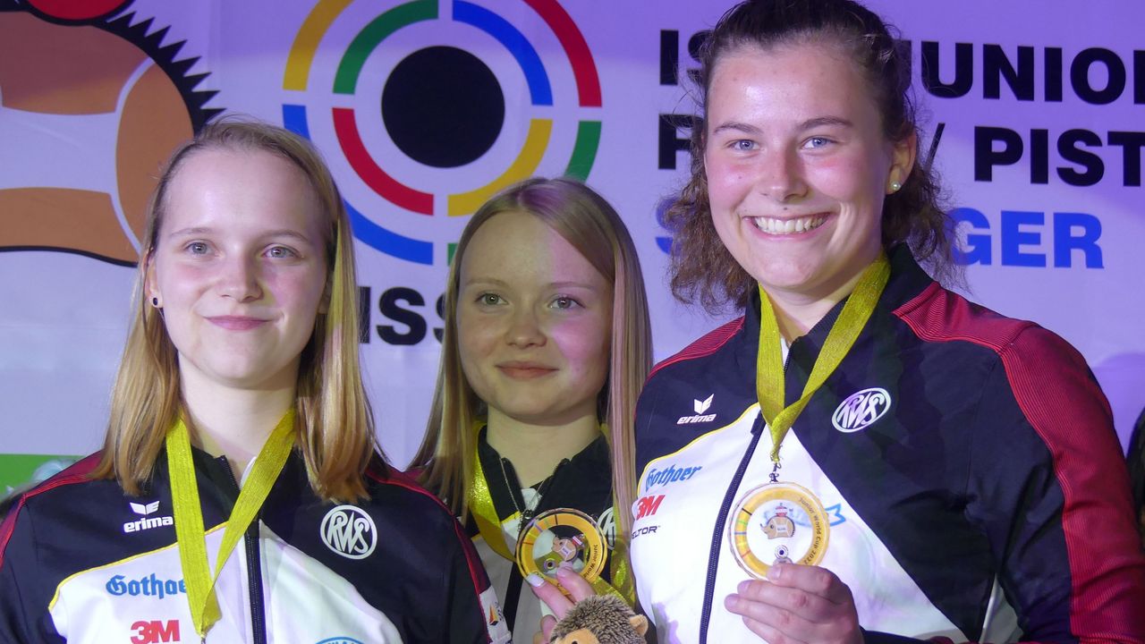 Foto: Michael Eisert / Strahlen mit Gold um den Hals: Larissa Weindorf, Nele Stark und Hannah Wehren.