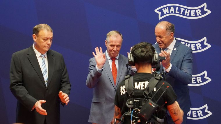 Foto: DSB / Hochzufrieden! ISSF-Präsident Luciano Rossi und DSB-Präsident Hans-Heinreich von Schönfels waren angetan vom Weltcup in München. Ganz links DSB-Bundesreferent Gewehr Manfred Schumann.