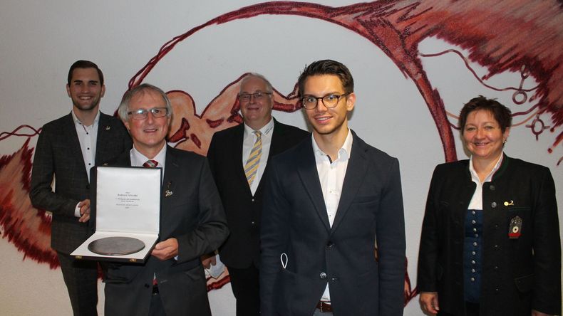 Foto: DSJ / Die Deutsche Sportjugend ehrte verdiente DSJ-Funktionäre (v.l.): Luca Wernert dsj-Vorstandsmitglied, Burkhard Schindler, Stefan Rinke, Tom Gotta, Evi Benner-Bittihn.