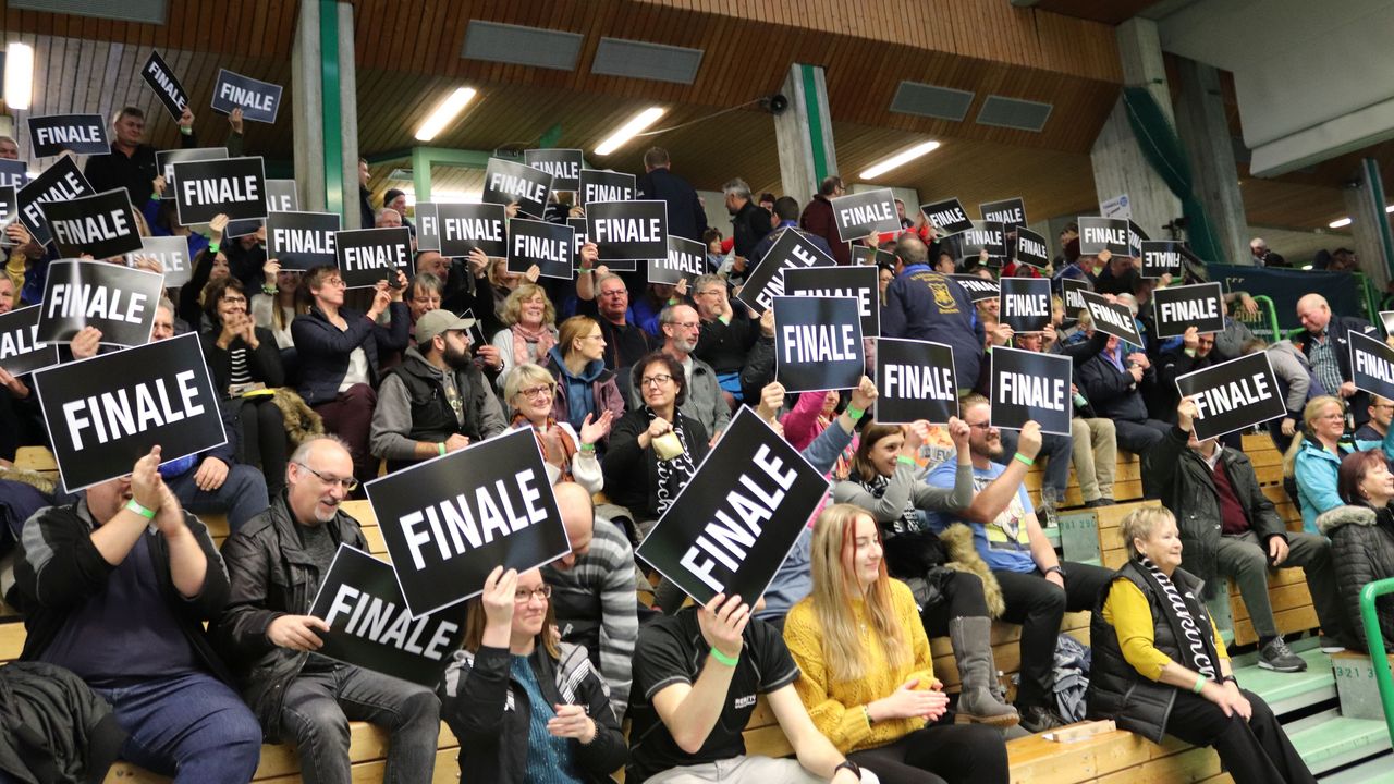 Foto: Elena Kugelmann / Die Fans des SV Waldkirch zeigen es: Ihr Klub hat vorzeitig das Finale erreicht. Das Gleiche gilt für Braunschweig und Kriftel.