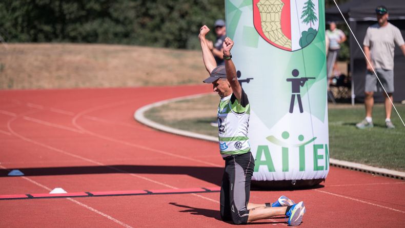Foto: Britta Kußmaul / Geschafft! Gerd Miller nach dem Zieleinlauf im Single Mixed der Klasse II der Erwachsenen. Miller gewann mit Dorota Wilke den DM-Titel. Foto: Britta Kußmaul / Geschafft! Gerd Miller nach dem Zieleinlauf im Single Mixed der Klasse II der Erwachsenen. Miller gewann mit Dorota Wilke den DM-Titel.
