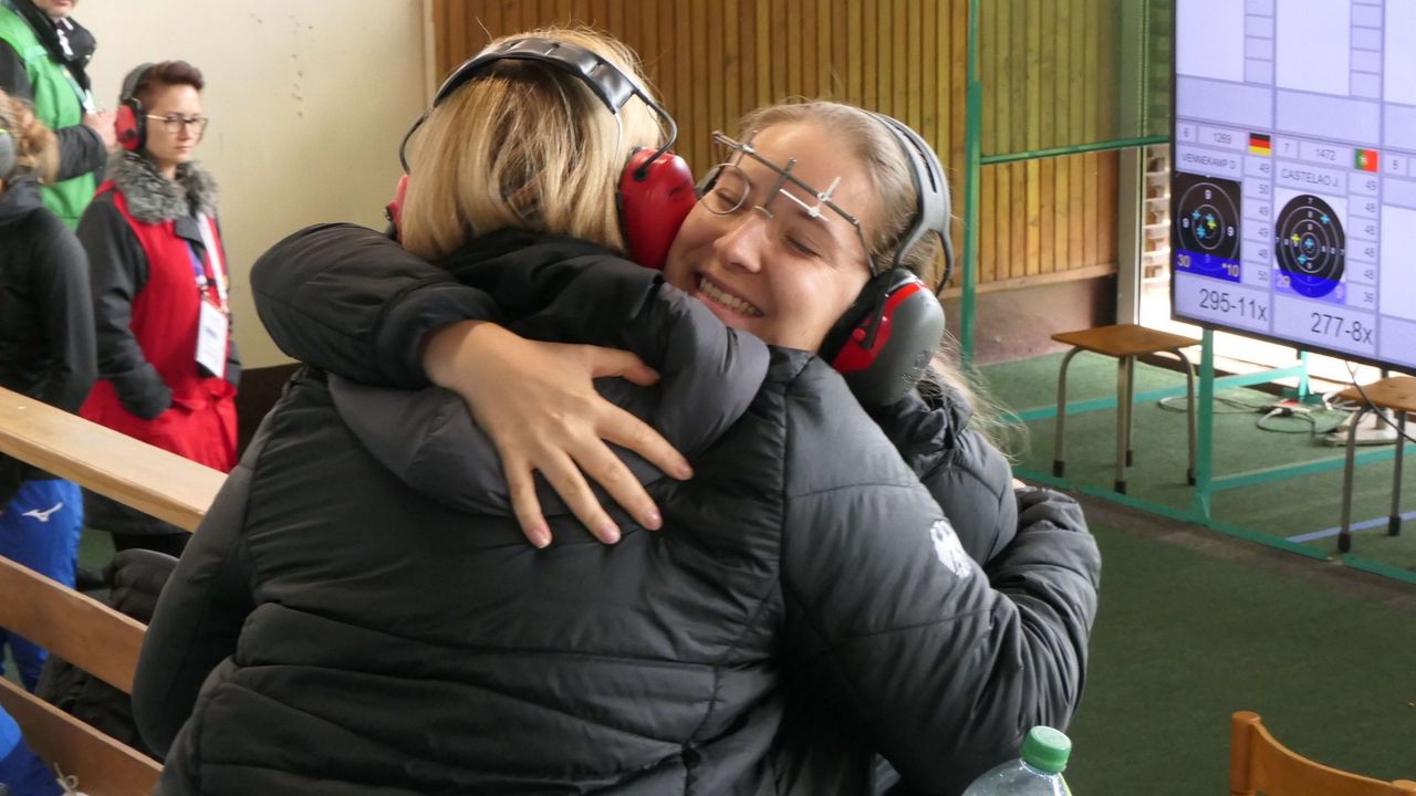 Foto: DSB / Doreen Vennekamp herzt Bundestrainerin Claudia Verdicchio-Krause nach dem gelungenen Auftakt in die EM.