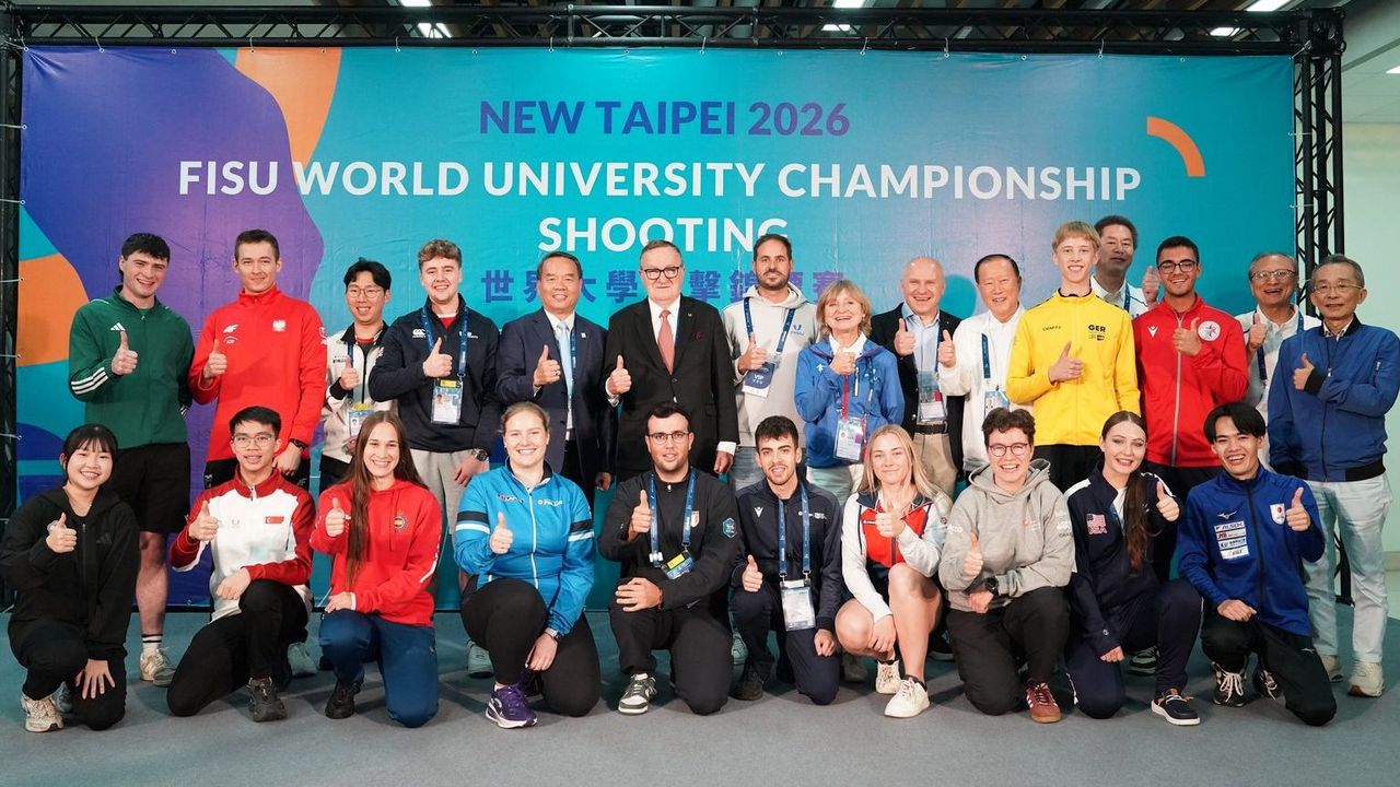 Foto: FISU / Vor den Wettkämpfen trafen sich die Ausrichter und Veranstalter mit Sportlerinnen und Sportlern aus den 19 teilnehmenden Ländern. In gelber Montur ist Alexander Karl zu sehen.
