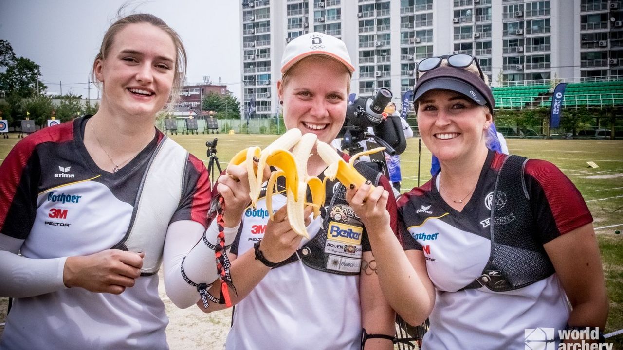Foto: World Archery / Schießen beim Weltcup in Gwangju nicht um die Banane, sondern um Gold: Charline Schwarz, Michelle Kroppen und Katharina Bauer.