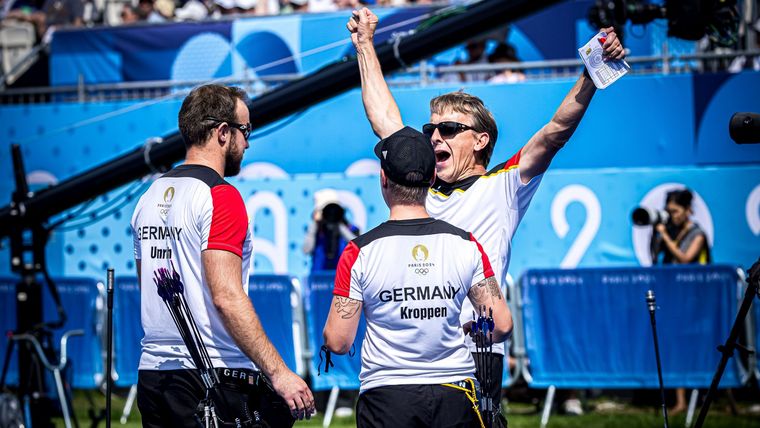 Foto: World Archery / In Paris jubelte Bundestrainer Oliver Haidn mit Florian Unruh und Michelle Kroppen über den Gewinn der Silbermedaille im Mixed.