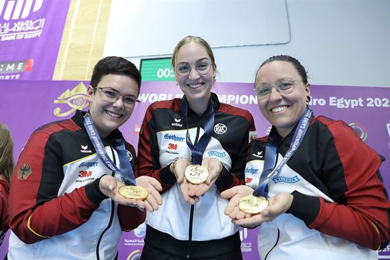 Foto: ISSF / Im Team nahezu unschlagbar: Welt- und Europameister im KK-Dreistellungskampf in der Formation Lisa Müller, Anna Janßen und Jolyn Beer (v.l.).