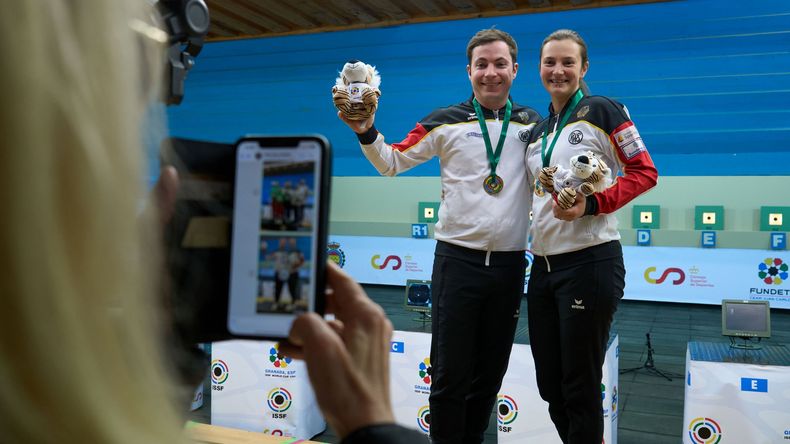 Foto: ISSF / Sieg für Deutschland! Auch im Luftpistolen-Mixed wurde Gold gewonnen. Sandra Reitz und Michael Schwald siegten. Foto: ISSF / Sieg für Deutschland! Auch im Luftpistolen-Mixed wurde Gold gewonnen. Sandra Reitz und Michael Schwald siegten.