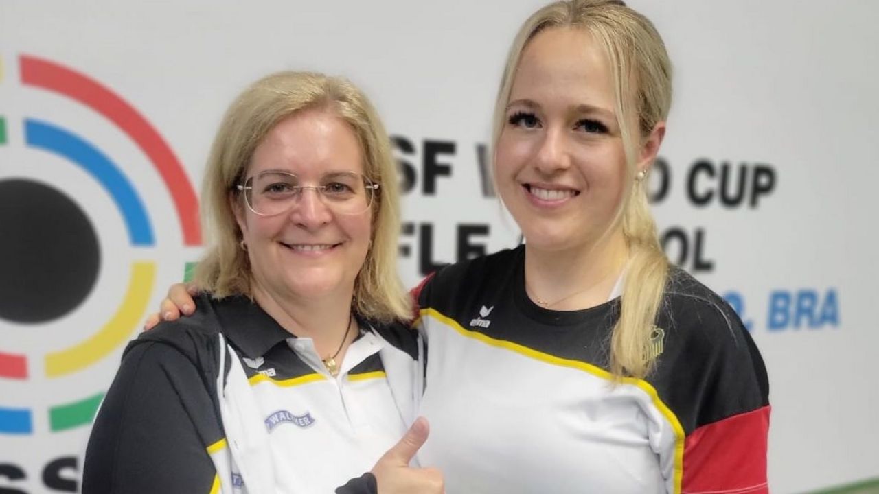 Foto: Monika Karsch / Daumen hoch von Bundestrainerin Claudia Verdicchio-Krause für Josefin Eder beim Weltcup in Rio de Janeiro.