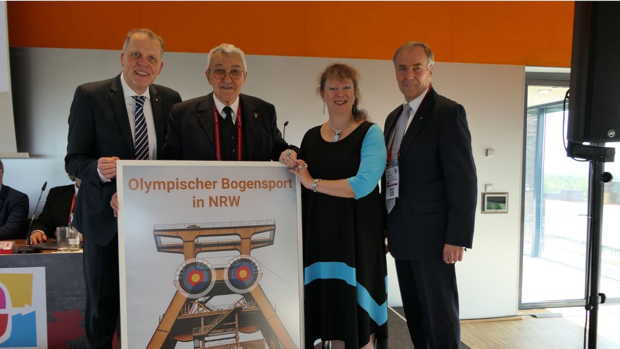 Foto: DSB / NRW-Staatssekretärin Andrea Milz erhielt vom DSB, hier mit DSB-Präsident Hans-Heinrich von Schönfels (rechts) und Jörg Brokamp (links) eine EM-Collage. WAE-Präsident Mario Scarzella ist auch auf dem Bild.