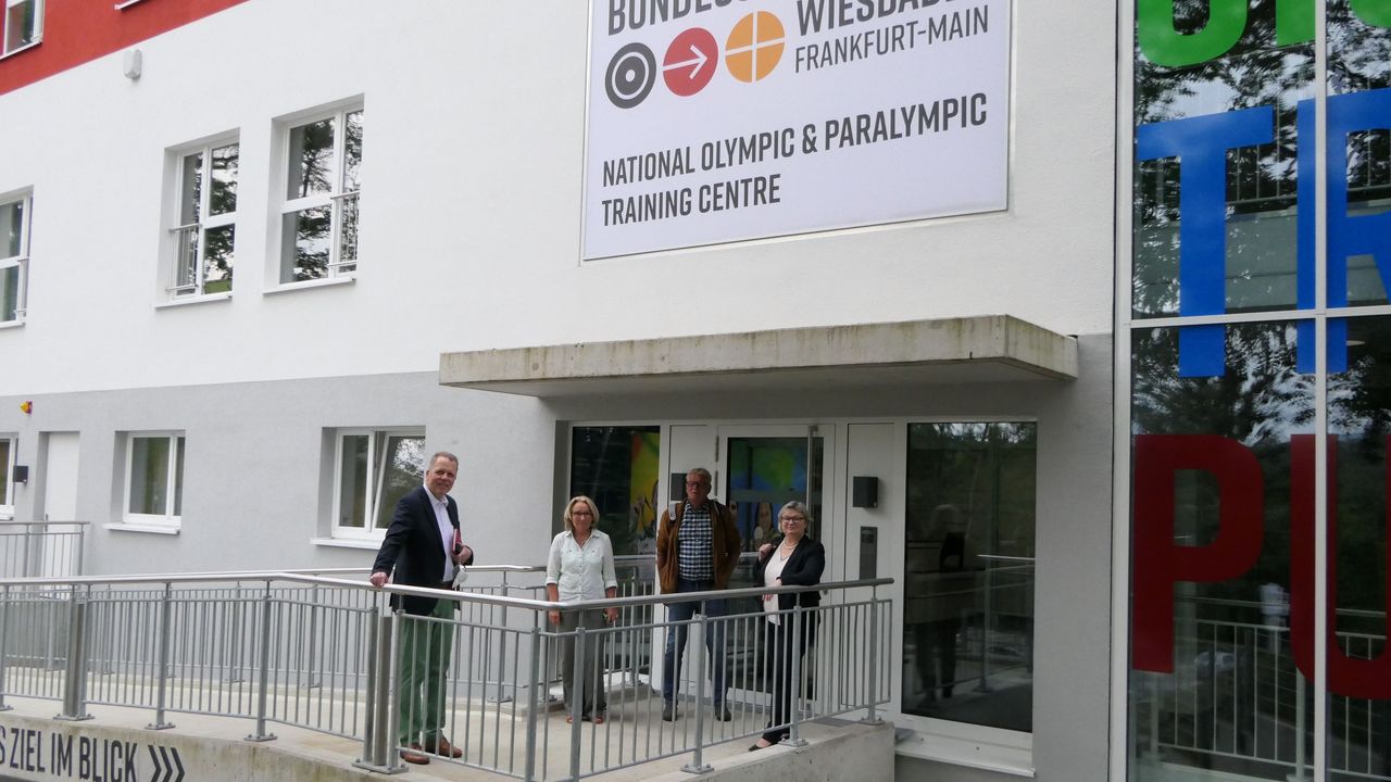 Foto: DSB / Bundesgeschäftsführer Jörg Brokamp, Schießsportleiterin Astrid Harbeck, Klaus Lindemann, Sachgebietsleiter Hochschulsport, und Prof. Dr. Eva Waller, Präsidentin der Hochschule Rhein-Main, vor dem Bundesstützpunkt in Wiesbaden.