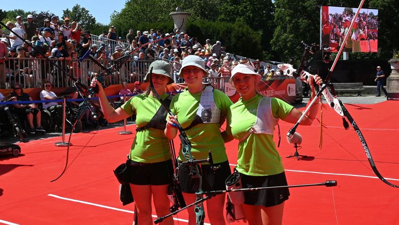 Foto: Eckhard Frerichs / Volles Haus, prächtige Stimmung, Live-Übertraung und Gold: Melina Koepper, Clea Reisenweber und Elina Idensen freuen sich über Recurve-Gold im Team. Foto: Eckhard Frerichs / Volles Haus, prächtige Stimmung, Live-Übertraung und Gold: Melina Koepper, Clea Reisenweber und Elina Idensen freuen sich über Recurve-Gold im Team.