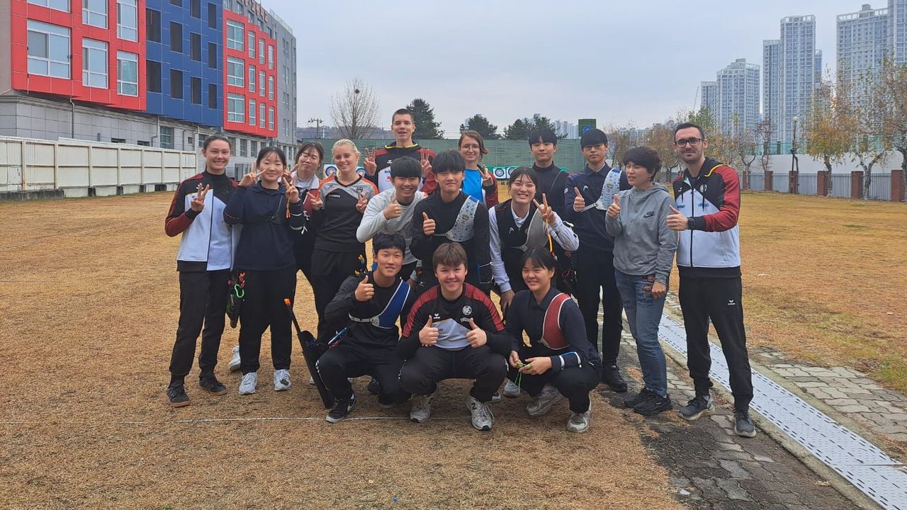 Foto: DSB / Daumen hoch für die Korea-Reise der kleinen deutschen Bogen-Delegation. Alle Teilnehmer empfanden diese als großen Erfolg.