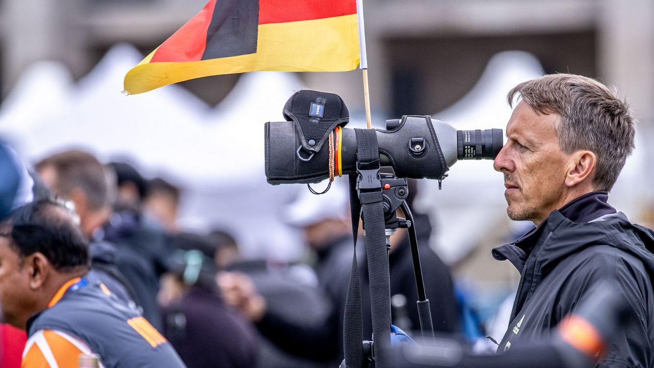 Foto: World Archery / Alles immer im Blick: Bundestrainer Oliver Haidn glaubt, dass sein Team in allen Wettbewerben Chancen hat.