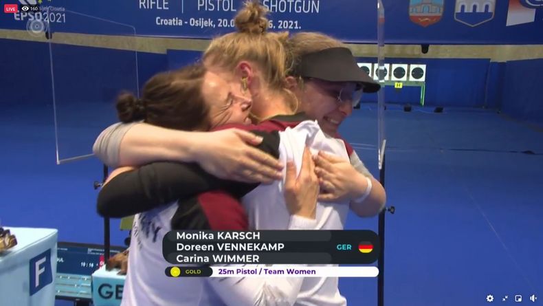 Foto: DSB / Der Moment nach dem letzten Schuss: Monika Karsch, Doreen Vennekamp und Carina Wimmer bilden ein Gold-Knäuel.