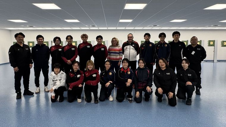 Foto: DSB / Die große japanische Delegation mit Astrid Harbeck und Manfred Gohres in der Mitte.