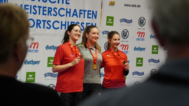 Foto: DSB / Strahlende Medaillengewinnerin mit der Luftpistole: Maxi Vogt, Doreen Vennekamp und Michelle Skeries.