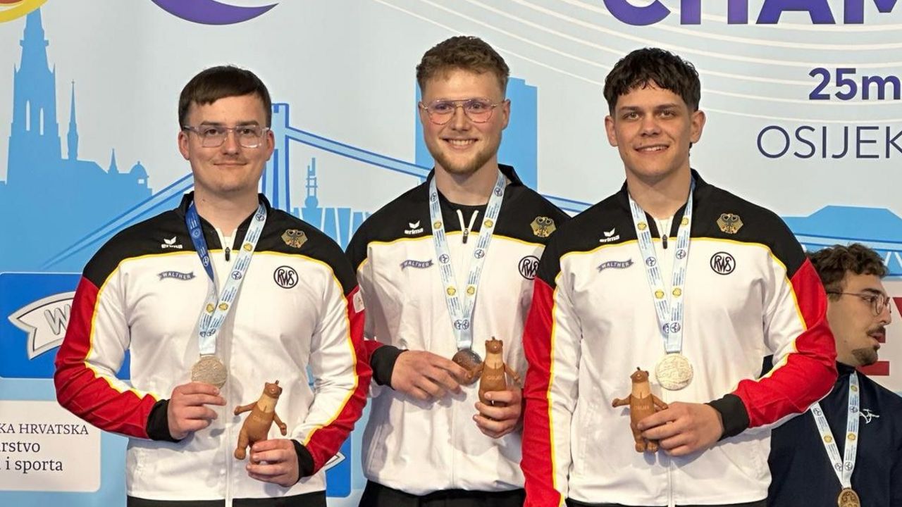 Foto: DSB / Zum Abschluss der EM konnten sich die Schnellfeuer-Junioren Fiete Kühn, Arne Schallus und Phillip Liebrecht (v.l.) über die Silbermedaille im Team freuen.