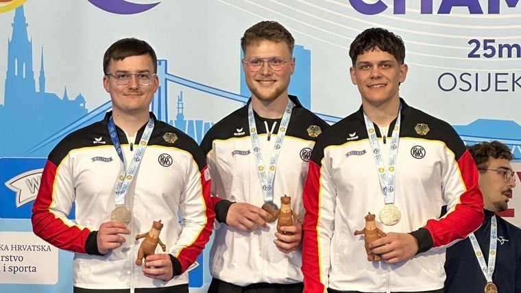 Foto: DSB / Zum Abschluss der EM konnten sich die Schnellfeuer-Junioren Fiete Kühn, Arne Schallus und Phillip Liebrecht (v.l.) über die Silbermedaille im Team freuen.