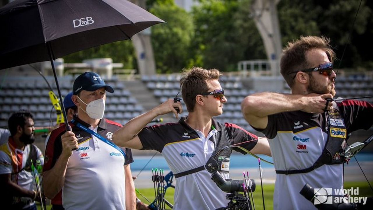 Foto: World Archery: Bundestrainer Oliver Haidn, Moritz Wieser und Florian Unruh beim Qualifikationsturnier in Paris.