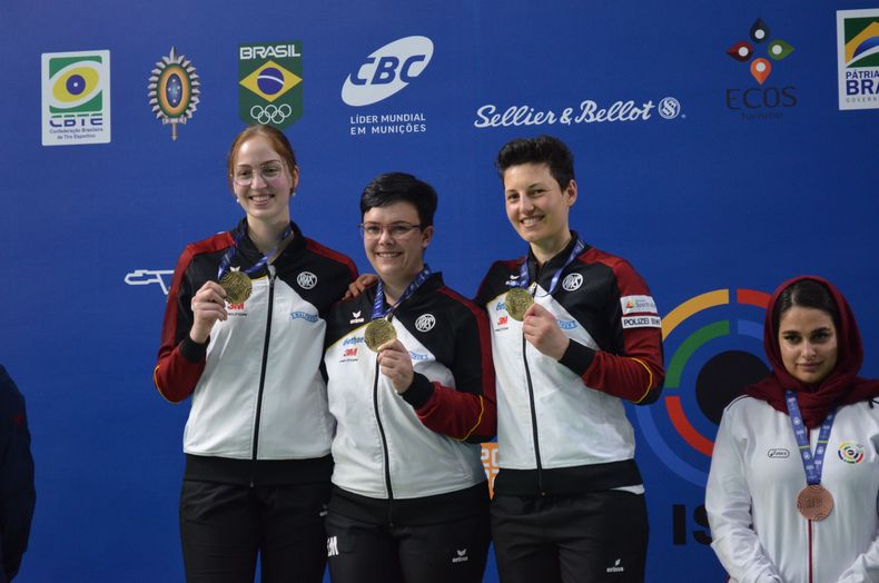 Foto: DSB / Strahlend mit Gold: Anna Janßen, Lisa Müller und Anita Mangold (v.l.).