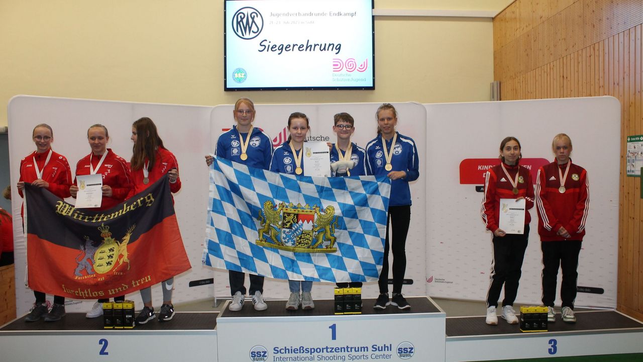 Foto: DSJ / Bayern mit Joshua Petter (2. v.r. ganz oben) siegte im Teamwettbewerb Luftgewehr 3-Stellung.