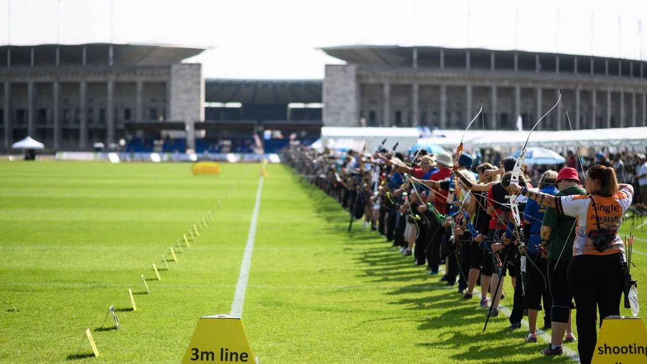 Foto: Eckhard Frerichs / Immer wieder ein imposanter Anblick: Die Bogenschützen auf dem Maifeld vor dem Olympiastadion.