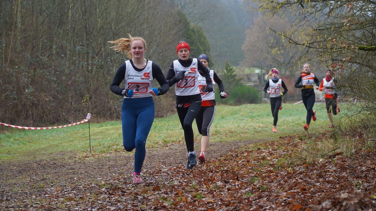 Foto: Paul Böttner / Von vorne: Die Juniorinnen Leonie Huth, Tessa Dietrich und Eva Cruchten laufen für den DSB in Dingolfing.