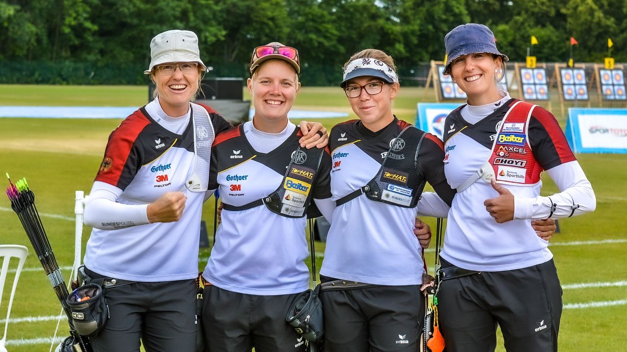 Foto: Eckhard Frerichs / Ein glückliches DSB-Frauen-Quartett nach den Erfolgen in Runde zwei.