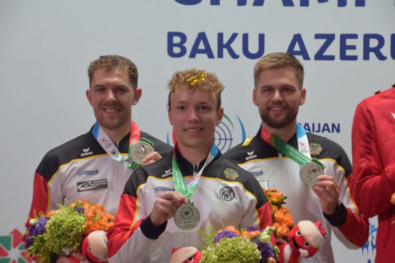 Foto: DSB / Gold im Haar und Silber um den Hals: Die Gewehrmänner Maximilian Dallinger, Max Braun und David Koenders.